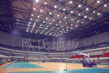 活動中心鋪了運(yùn)動木地板，受大媽們追捧