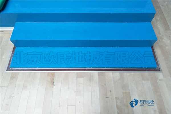 中學(xué)運(yùn)動(dòng)籃球地板施工團(tuán)隊(duì)3